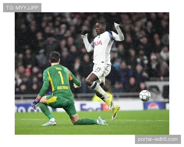 曼联2-0热刺，罗梅罗红牌成转折点，卡里克带队四连胜